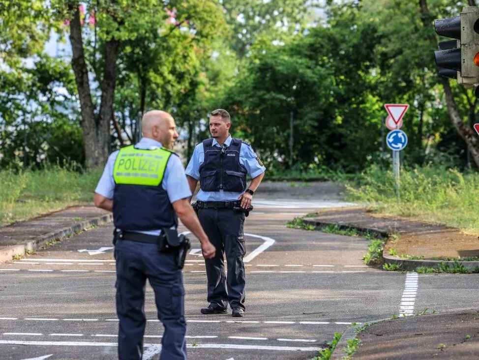 Fahrradübungsplatz Verkehrspolizisten, Jürgen Schaffranek, Maximilian Mayer, Radfahrer, Fahrrad, Alles im Blick: Maximilian Maier (hinten) und Jürgen Schaffranek kennen die neuen Herausforderungen auf dem Fahrrad. In der Jugendverkehrsschule Heidenheim bereiten die beiden Polizeibeamten Schulklassen auf das richtige Verhalten im Straßenverkehr vor.