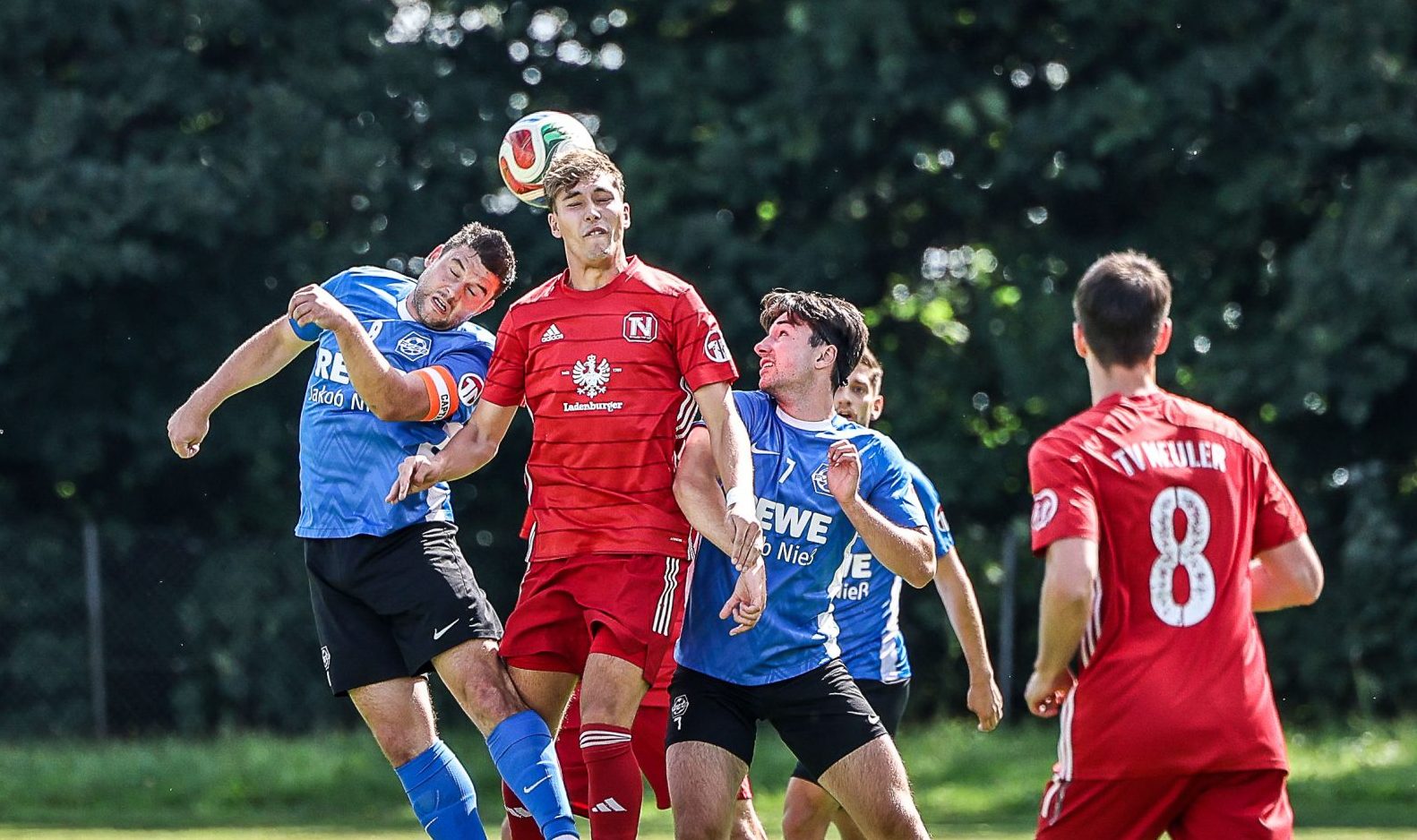 Nach einer starken ersten Halbzeit musste der FV Sontheim (blaue Trikots) in den zweiten 45 Minuten noch einmal zittern.