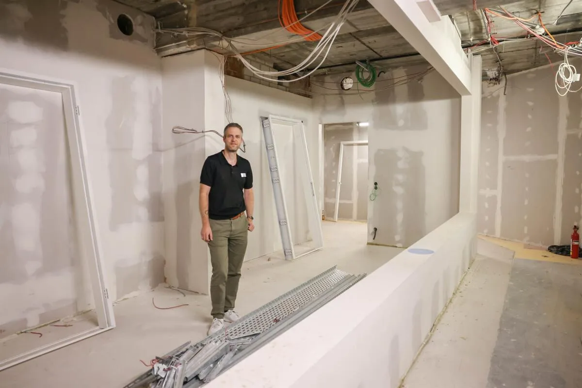 Baukoordinator Volker Keydell im Empfangsbereich des neuen Haus L im Erdgeschoss: Wenn die Gipskartonwände im Hintergrund geöffnet werden, schließt sich der Neubau nahtlos an das alte Bestandsgebäude an.