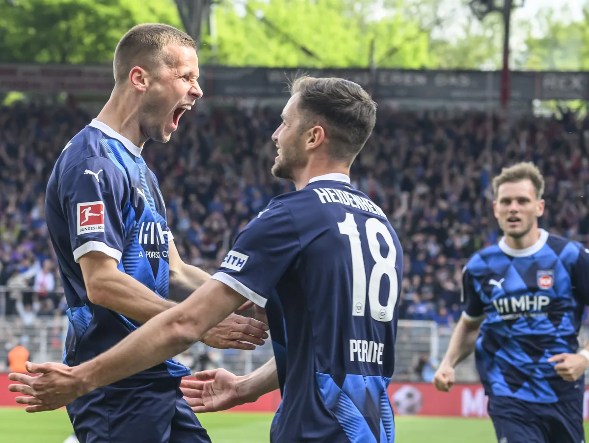 GER, Berlin, Fussball, 1. FC Union Berlin vs 1. FC Heidenheim 1846, Spielzeit 2024/2025, Alte Foersterei, Spieltag,10.05.2025, Gemeinsam für den 1. FC Heidenheim: Adrian Beck (links) und Marvin Pieringer.