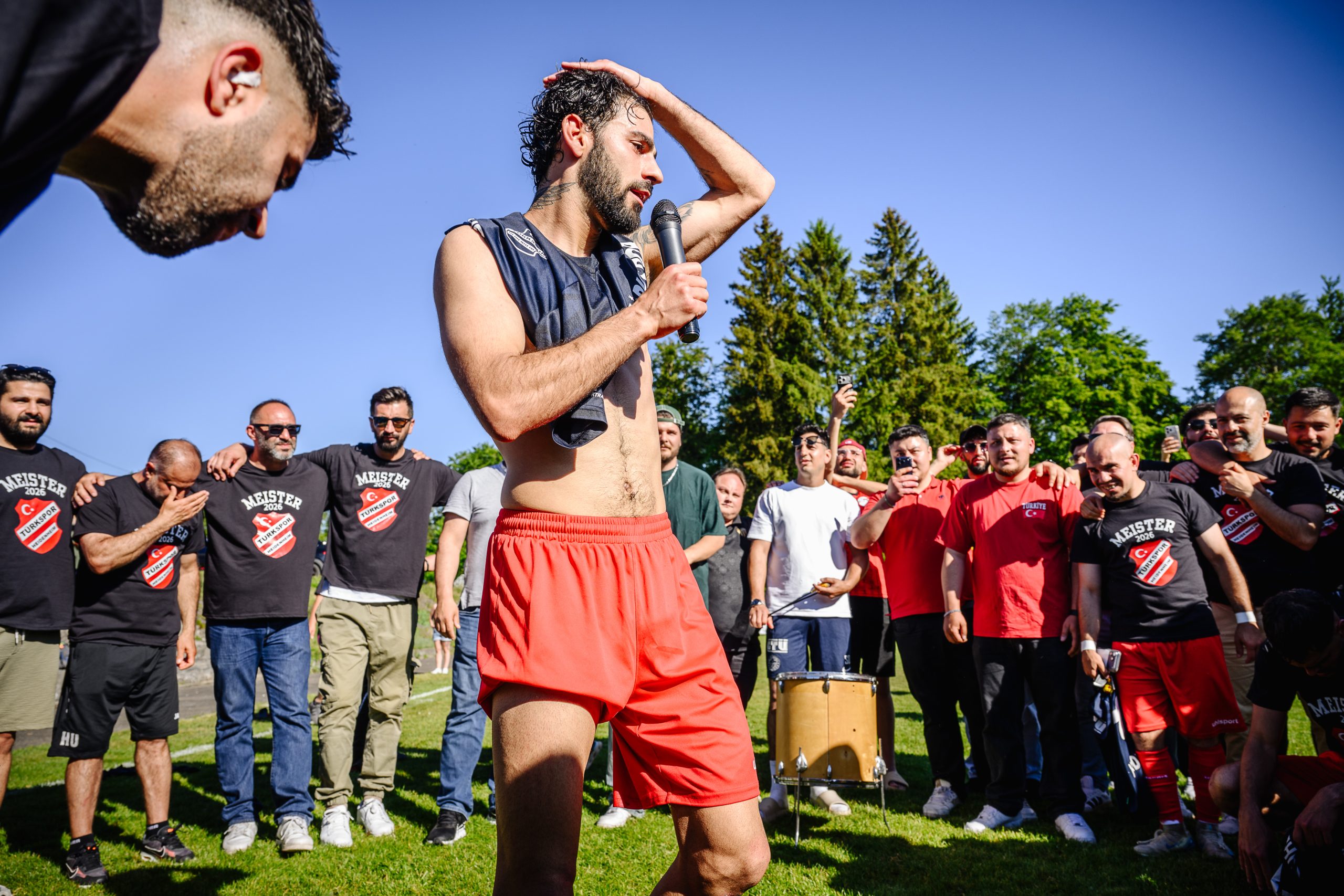 Ansprache an die Mannschaft: Denis Werner, Spielertrainer von Türkspor Heidenheim, nach der feststehenden Meisterschaft in Gerstetten.