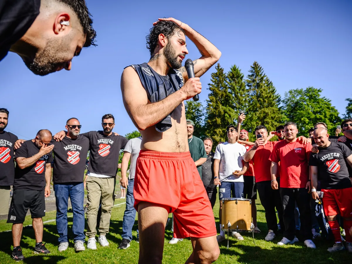Fußball: Türkspor Heidenheim gewinnt beim VfL Gerstetten und wird vorzeitig Meister Ansprache an die Mannschaft: Denis Werner, Spielertrainer von Türkspor Heidenheim, nach der feststehenden Meisterschaft in Gerstetten.