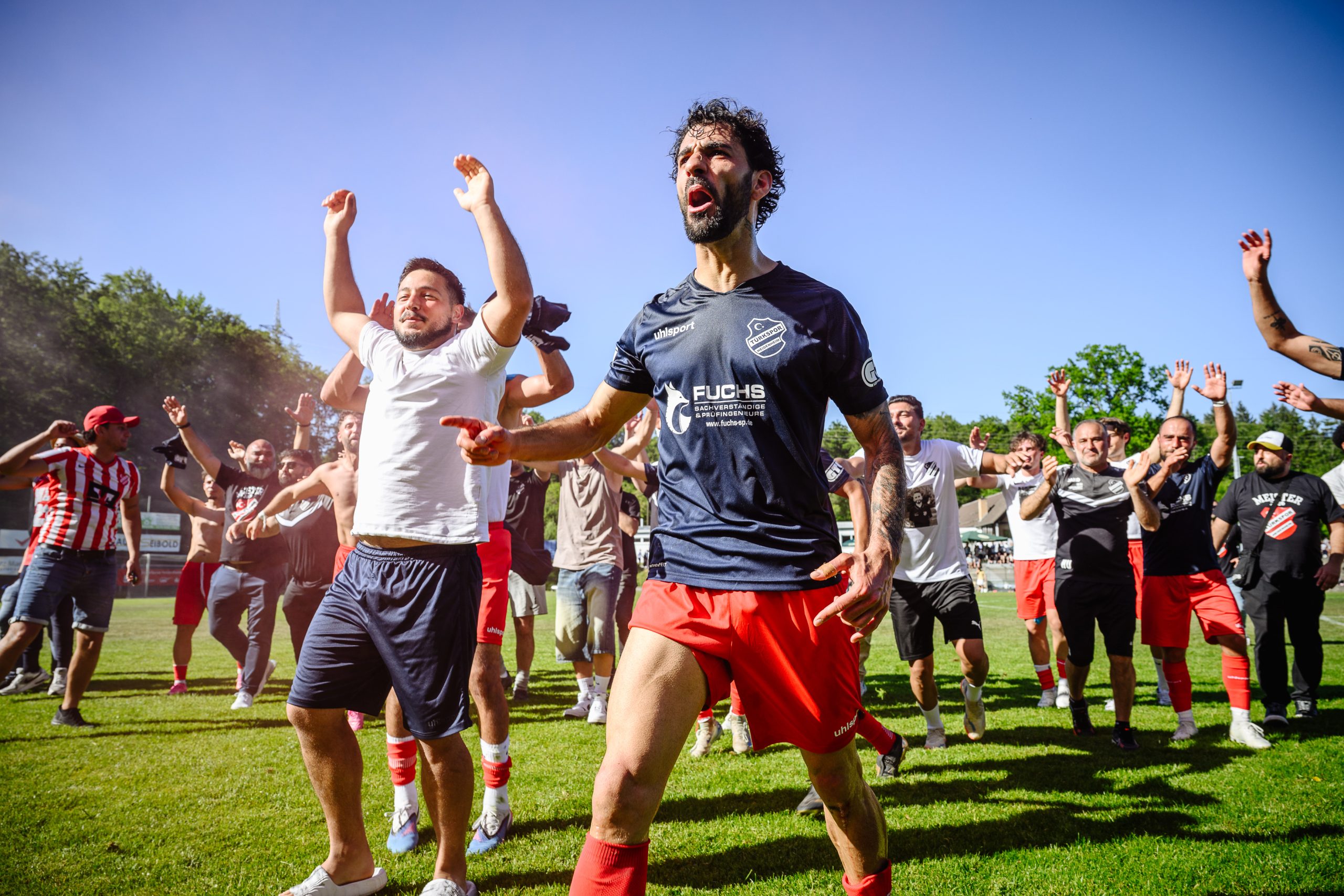 Spielertrainer Denis Werner feiert mit Türkspor Heidenheim die feststehende Meisterschaft in Gerstetten.