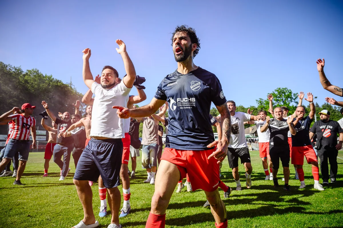 Spielertrainer Denis Werner feiert mit Türkspor Heidenheim die feststehende Meisterschaft in Gerstetten.