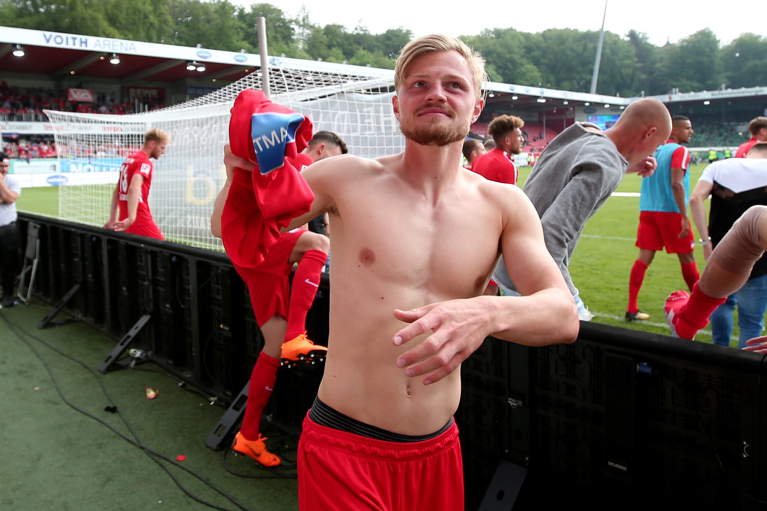 Mai 2018: Marcel Titsch-Rivero verabschiedet sich nach dem letzten Saisonspiel von den Fans des 1. FC Heidenheim.