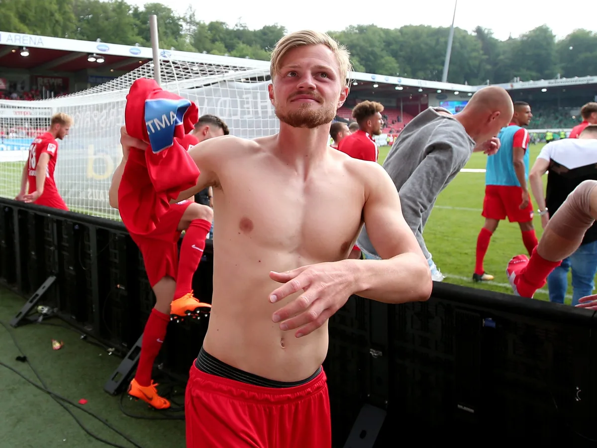 1.FC Heidenheim vs. SpVgg Greuther Fuerth, Fussball, GER, 2.Bundesliga, 2017/2018, 13.05.2018 Mai 2018: Marcel Titsch-Rivero verabschiedet sich nach dem letzten Saisonspiel von den Fans des 1. FC Heidenheim.