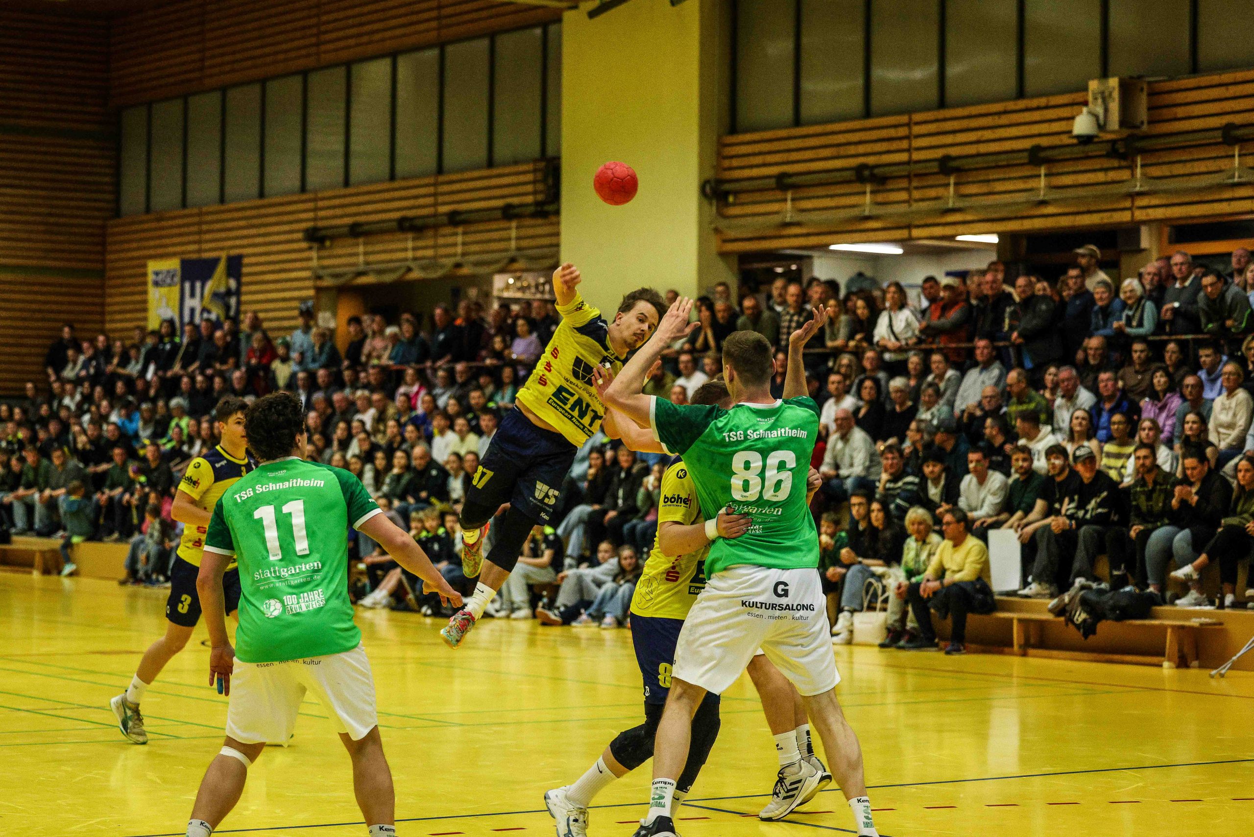 Es geht wieder los: Die HSG Oberkochen/Königsbronn (gelbe Trikots) empfängt die TSG Schnaitheim.