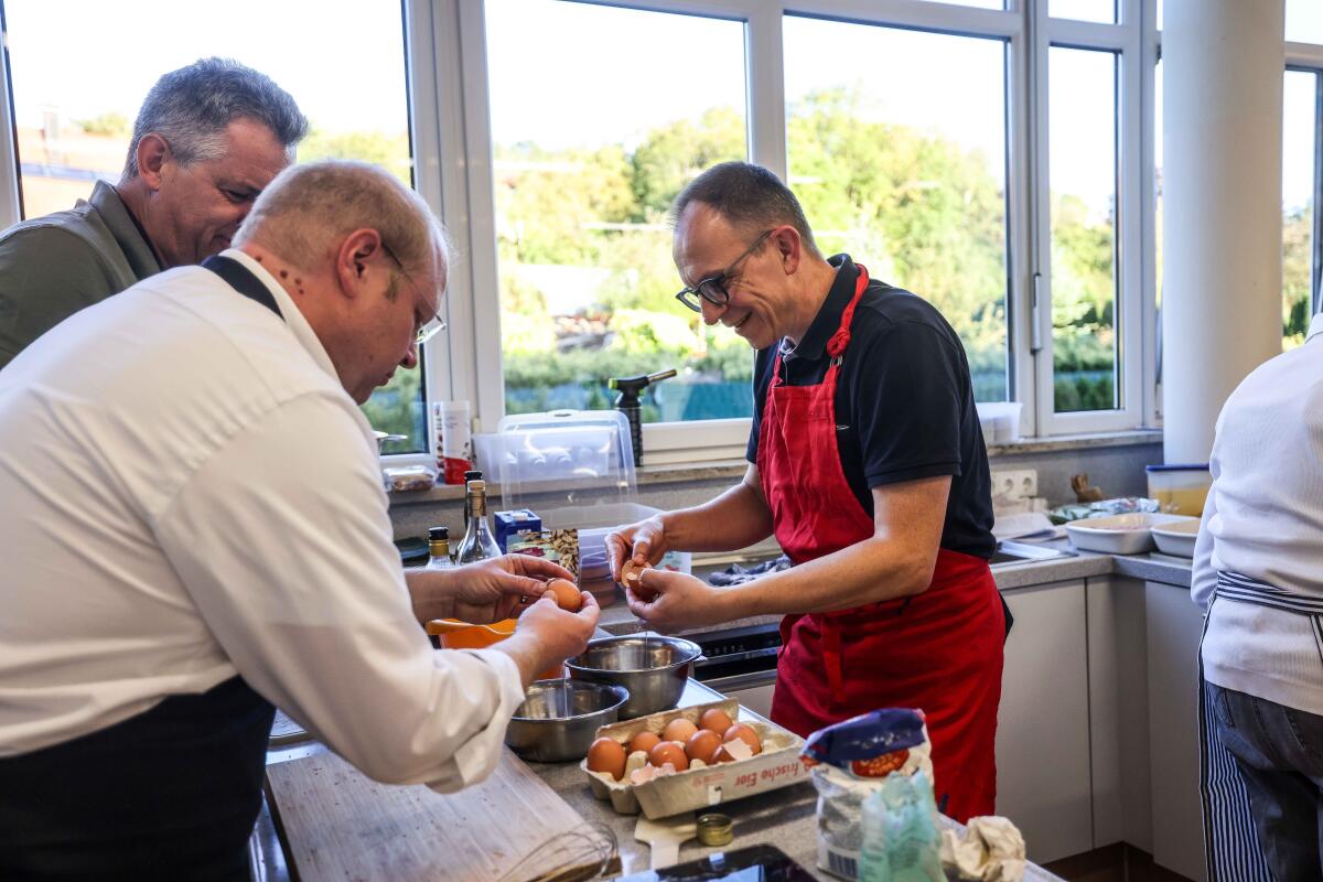 Übung macht den Meister: Dirk Schabel und Kollege Thomas Häfele beim Eiertrennen.