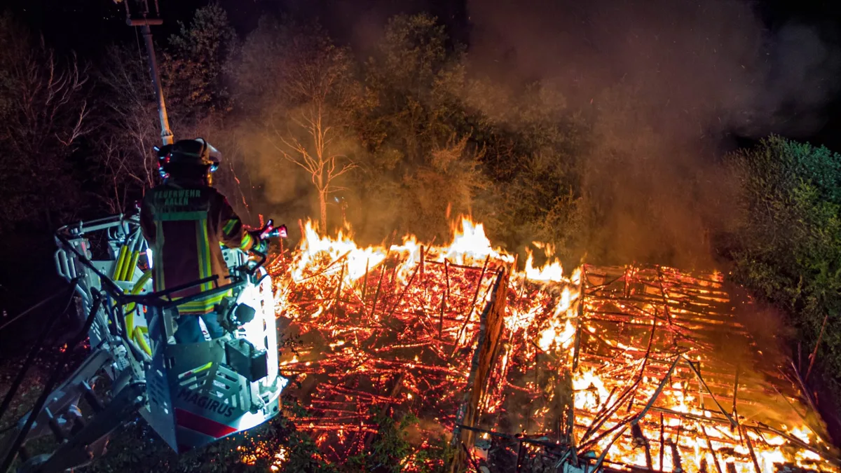 Die Feuerwehr war am frühen Freitagmorgen in Essingen (Ostalbkreis) im Einsatz.