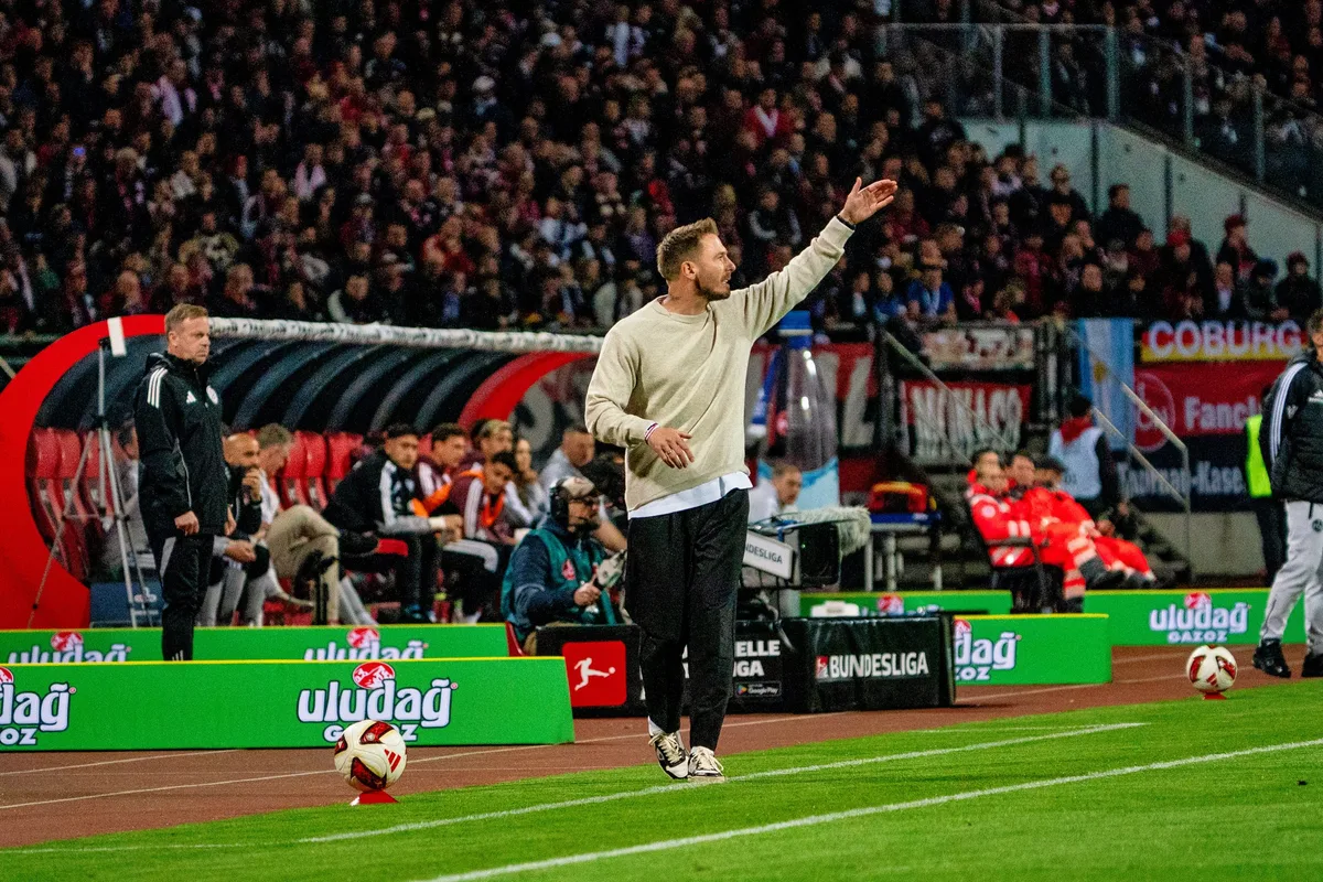GER, 1. FC Nuernberg vs. VfL Wolfsburg, Fussball, 2. Bundesliga, 7. Spieltag, Saison 2026/2027, 10.10.2026 Tobias Strobl steht seit Saisonbeginn beim VfL Wolfsburg als Cheftrainer an der Seitenlinie.