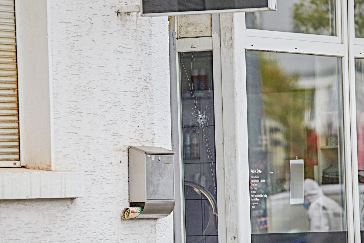 Böller und Benzinkanister: Polizei rätselt über Tatnacht mit scharfen ...