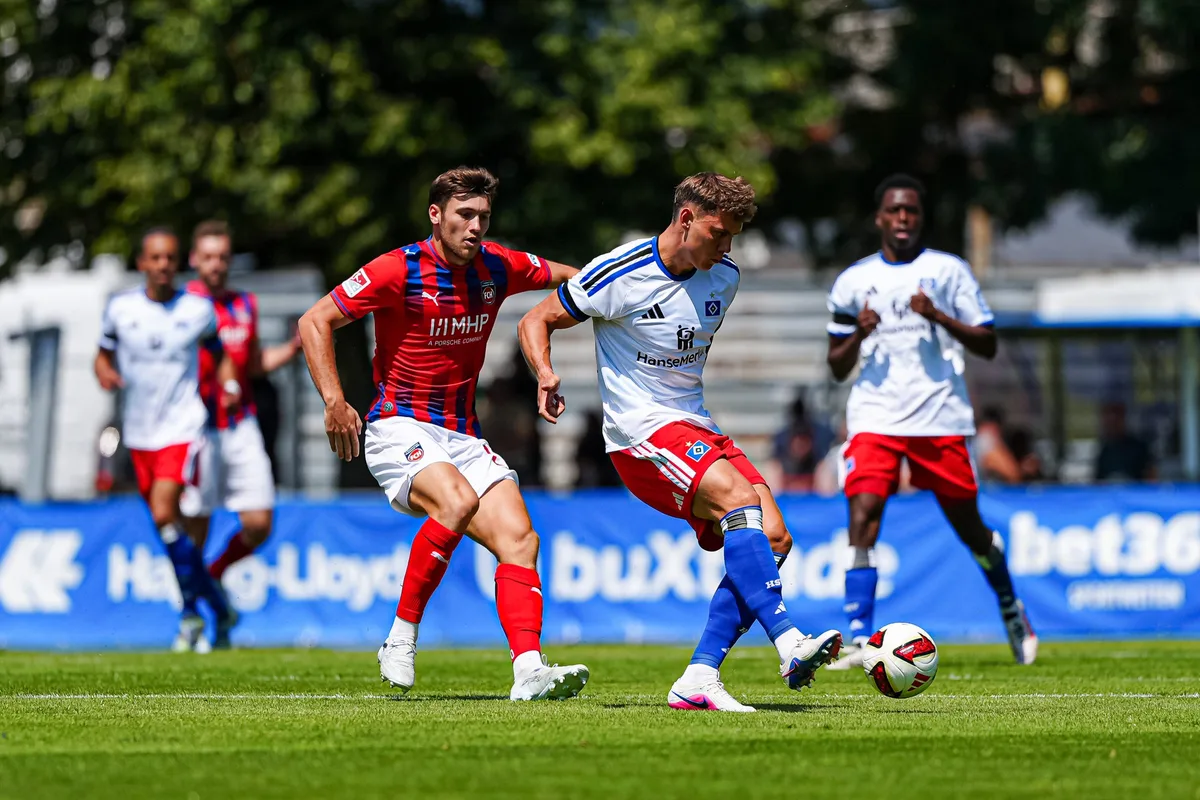 Luca Kerber (1. FC Heidenheim, #20), Nicolai Remberg (Hamburger SV, #21) AUT, Hamburger SV vs. 1. FC Heidenheim, Fussball, Testspiel, Saison 2026/2027, 25.07.2026 Foto: Eibner-Pressefoto/Marcel von Fehrn