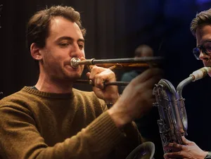 „Bari&Bone“ kombiniert beim Jazzfrühstück der Opernfestspiele Heidenheim Saxofon und Posaune. „Bari&Bone“ kombiniert beim Jazzfrühstück der Opernfestspiele Heidenheim Saxofon und Posaune.