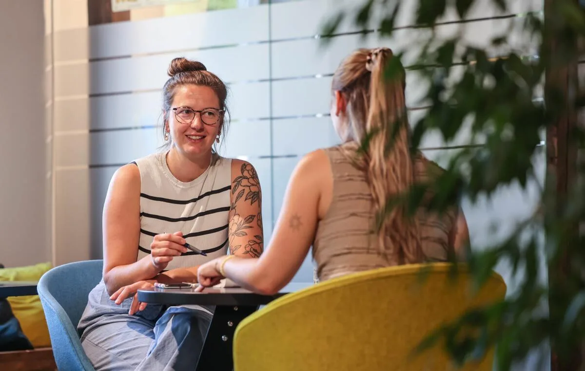 Nach einem Interview kommt oft die Frage, ob der Text vor Veröffentlichung gelesen werden darf. Die Antwort lautet meistens „nein“. Hier stellen HZ-Redakteurin Lena Reiff (li.) und Volontärin Julia Mayer eine Gesprächssituation.