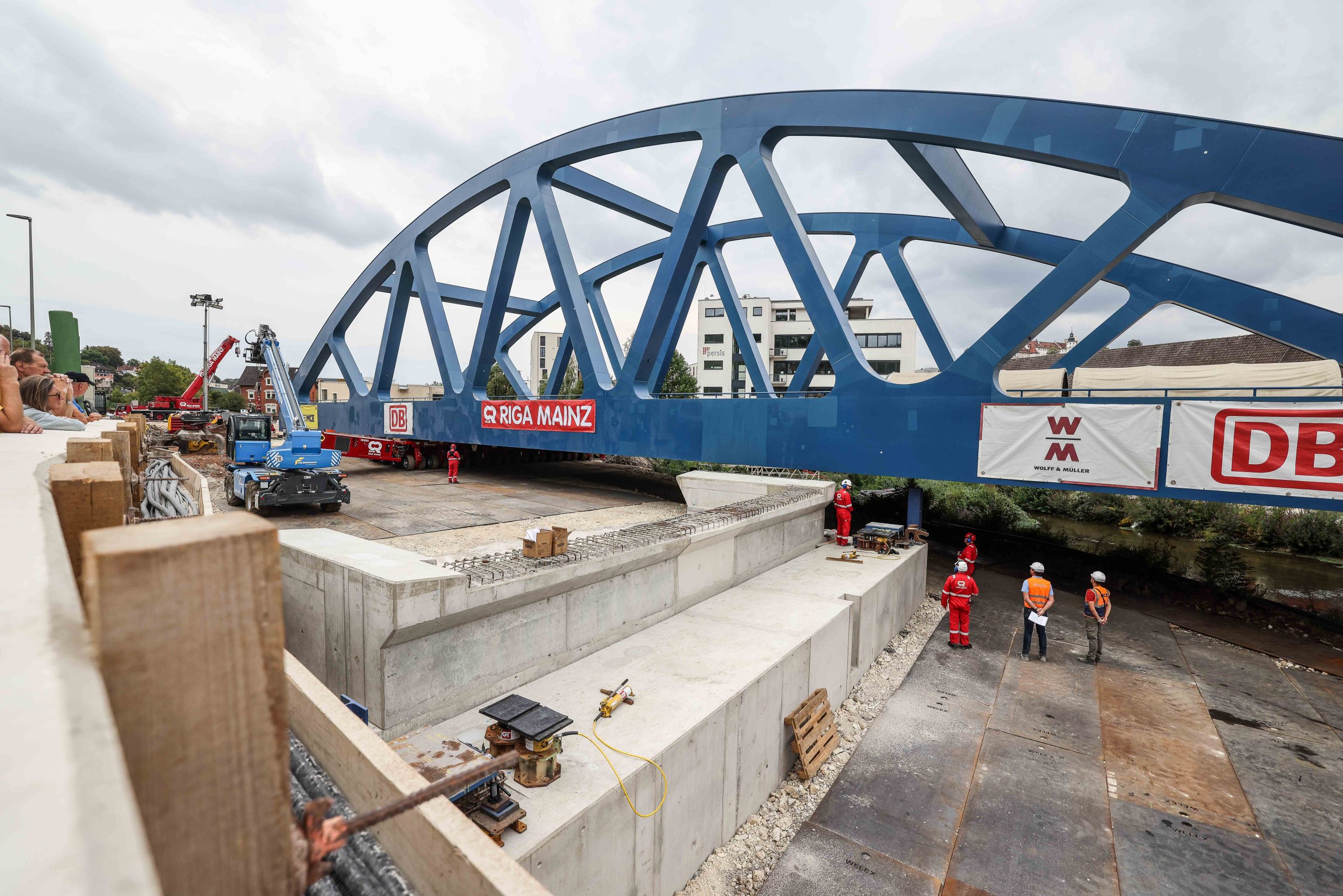 Bis hierher und zunächst nicht weiter: Erst am Dienstagvormittag soll die neue Brücke ihre endgültige Position erreichen. 