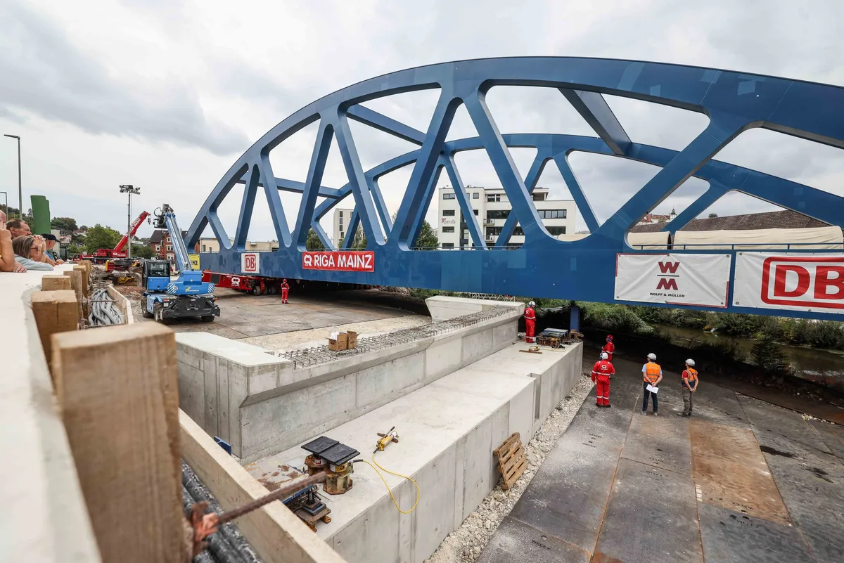 Bis hierher und zunächst nicht weiter: Erst am Dienstagvormittag soll die neue Brücke ihre endgültige Position erreichen. 
