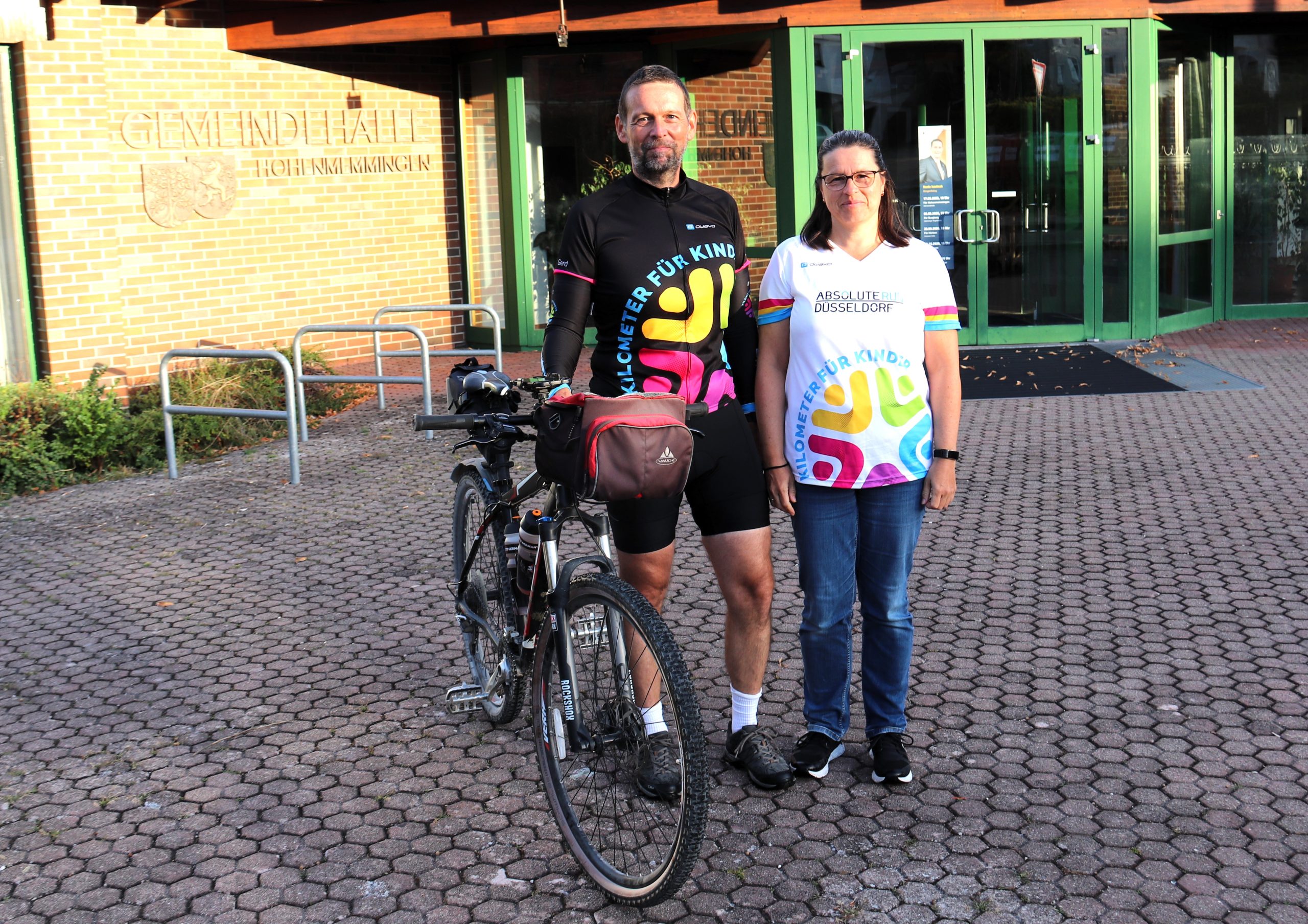 Vom Startpunkt in Hohenmemmingen aus sammelte Gerd Pregel seine „Kilometer für Kinder“. Seine Frau Beate informierte in Giengen über die Initiative.