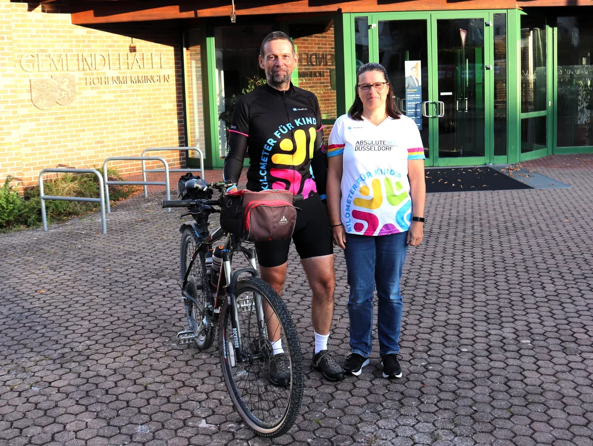IMG_9965 Vom Startpunkt in Hohenmemmingen aus sammelte Gerd Pregel seine „Kilometer für Kinder“. Seine Frau Beate informierte in Giengen über die Initiative.