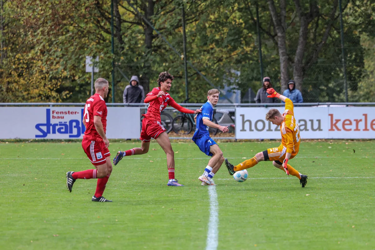 Fußball: TSG Schnaitheim – VFL Gerstetten Eine torreiche erste Halbzeit lieferten sich die TSG Schnaitheim (roter Dress) und der VfL Gerstetten am Sonntag auf dem Moldenberg. Beim 4:3 blieb es dann aber auch nach 90 Minuten.
