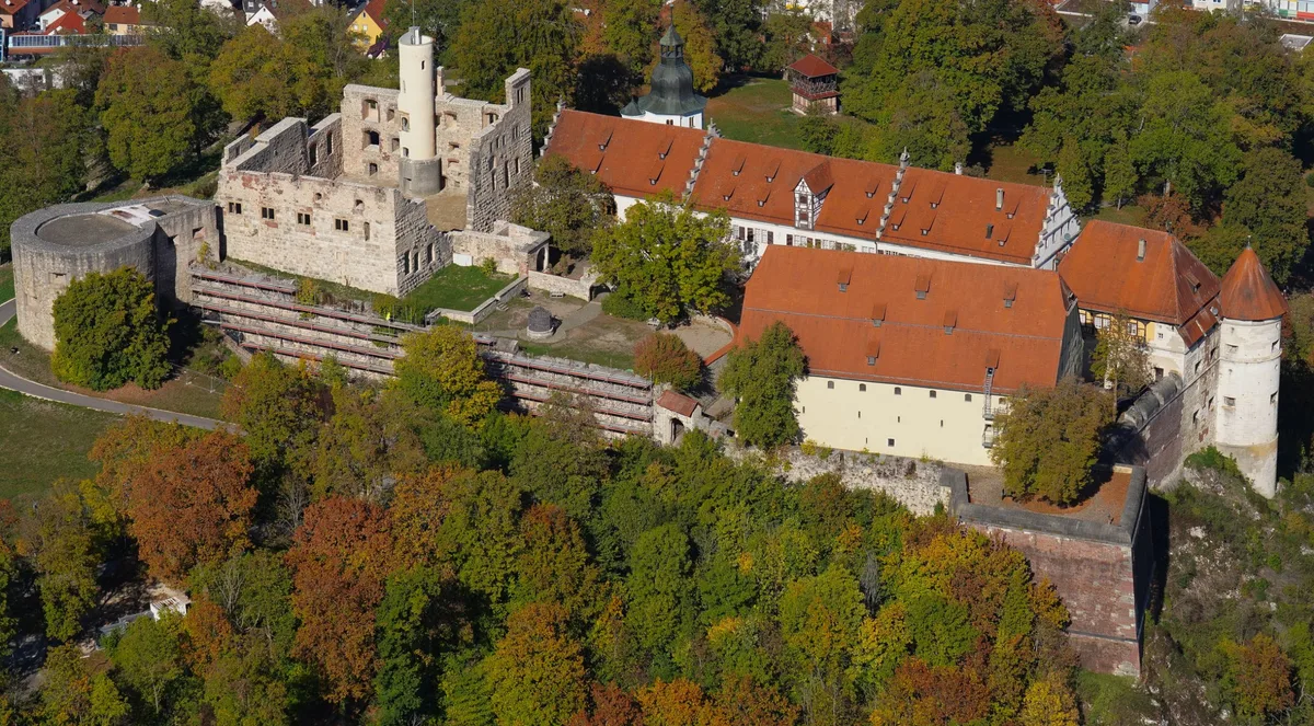 Mauerbi Schloss Hellenstein im Herbst 2026: Der linke Teil der Südmauer (linke Bildhälfte) ist eingerüstet und soll in den kommenden Monaten saniert werden.