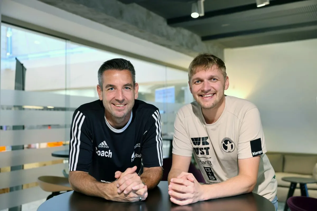 Interview mit den Handballtrainern Gerhard Fetzer und Tim Hoga Am Samstag geht es zwischen Gerhard Fetzer (links) und Tim Hoga um Punkte – privat verstehen sich der Trainer der Steinheimer Handballer und der Coach der HSG Oberkochen/Königsbronn aber bestens.