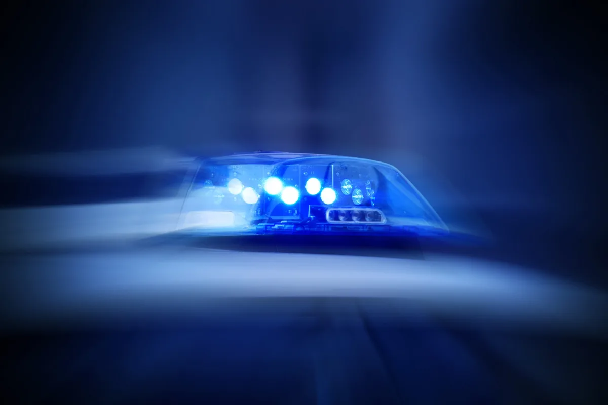 Blaulicht an einem Streifenwagen der Polizei. Symbolbild
