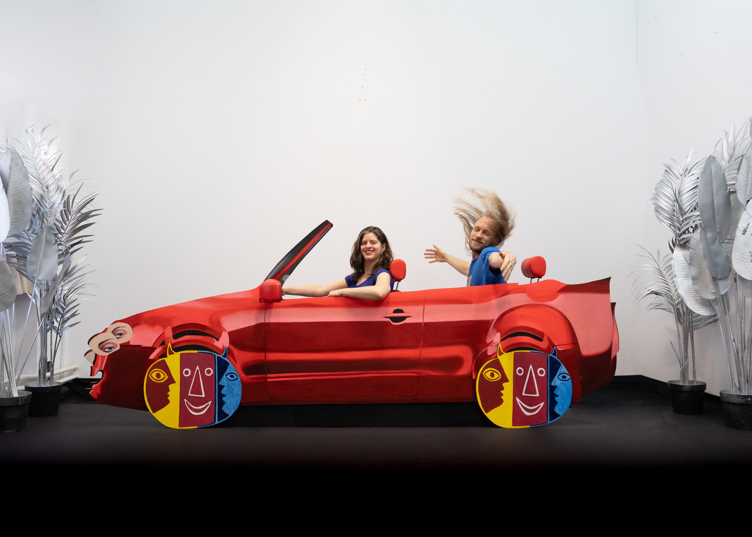 Das rote Auto „The Fraiman“ ist das Herzstück der Ausstellung „Travelling without moving“ im Kunstmuseum Heidenheim.