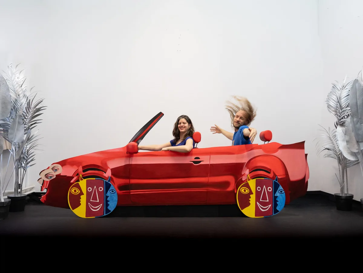 Das rote Auto „The Fraiman“ ist das Herzstück der Ausstellung „Travelling without moving“ im Kunstmuseum Heidenheim. Das rote Auto „The Fraiman“ ist das Herzstück der Ausstellung „Travelling without moving“ im Kunstmuseum Heidenheim.