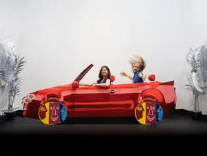 Das rote Auto „The Fraiman“ ist das Herzstück der Ausstellung „Travelling without moving“ im Kunstmuseum Heidenheim. Das rote Auto „The Fraiman“ ist das Herzstück der Ausstellung „Travelling without moving“ im Kunstmuseum Heidenheim.