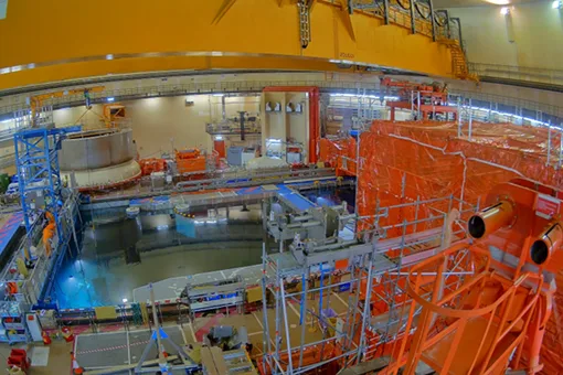 Rückbau im Reaktorgebäude von Block B: Zu sehen ist das Unterwasserhandling des letzten Dampferzeugersegments.