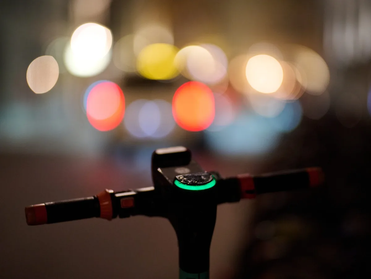 E-Scooter Ein E-Scooter bei Nacht, Symbolfoto.
