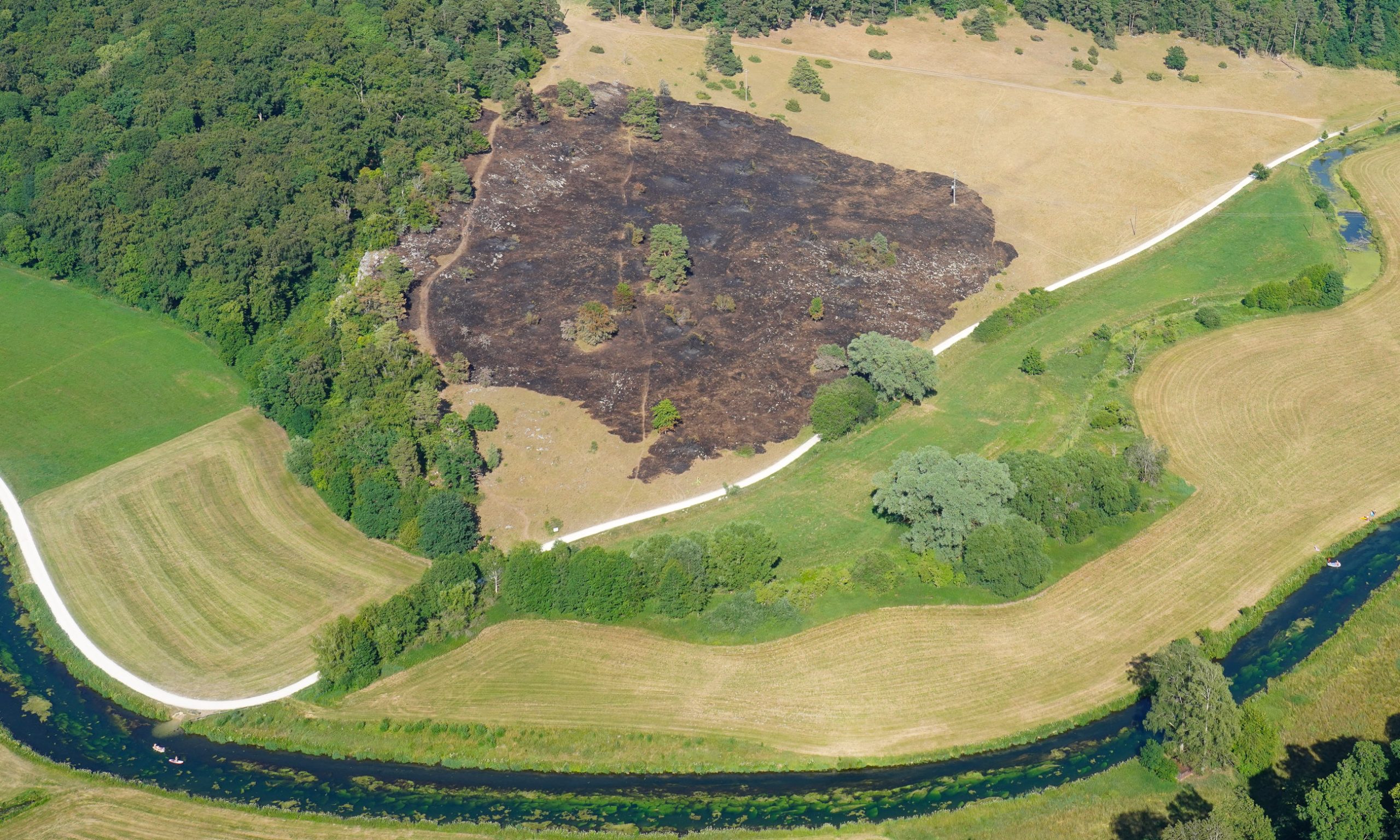 Verbrannte Heidefläche im Eselsburger Tal nach dem Flächenbrand am Freitag.
