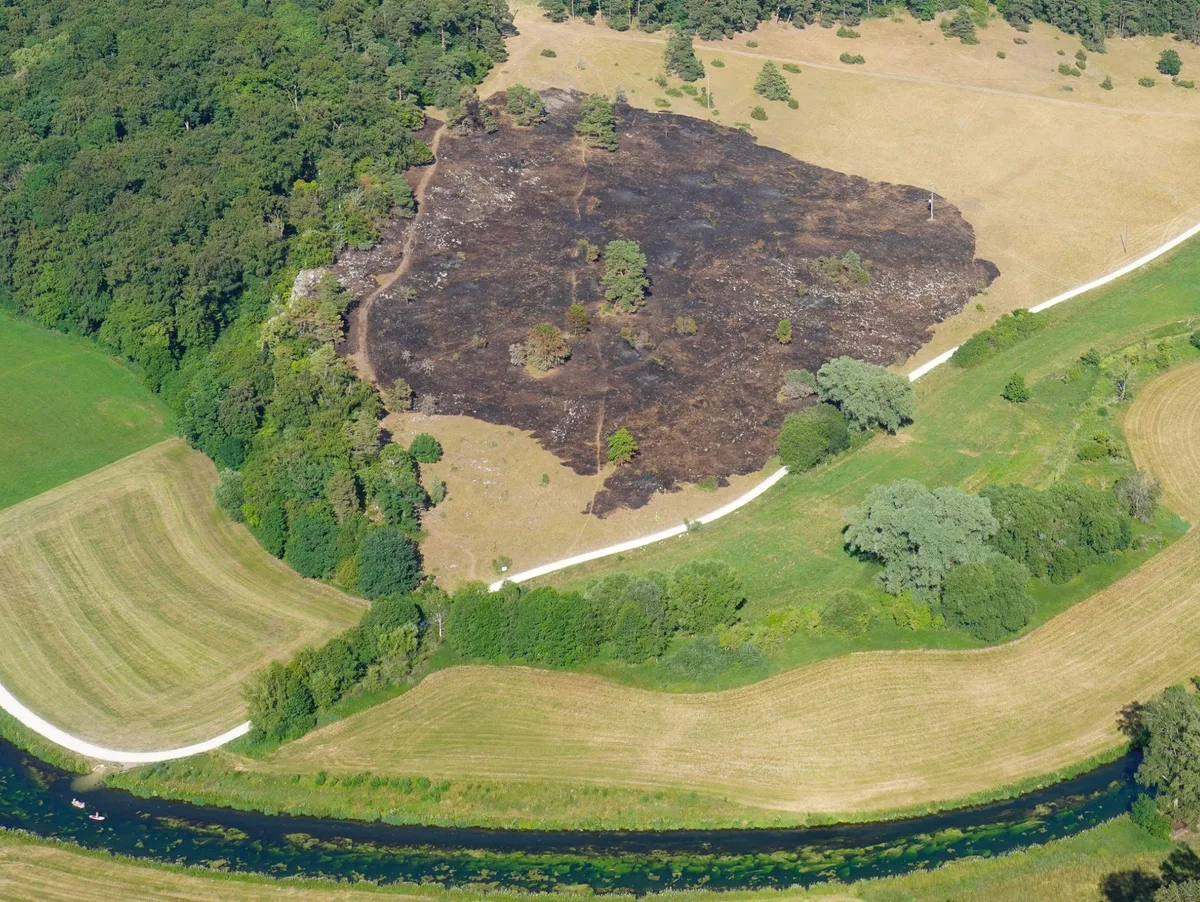 Verbrannte Heidefläche im Eselsburger Tal nach dem Flächenbrand am Freitag.