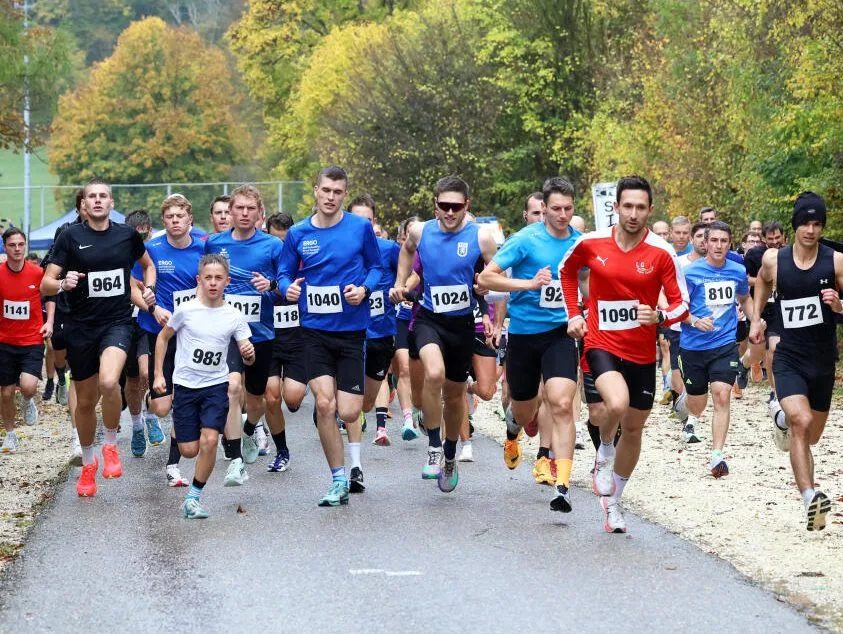 Laufen: 21. Maultaschenlauf in Nattheim Mit viel Tempo durchs Schmuddelwetter: Die schnellsten Läuferinnen und Läufer ließen sich vom Regen nicht die Lust auf schnelle Kilometer nehmen.
