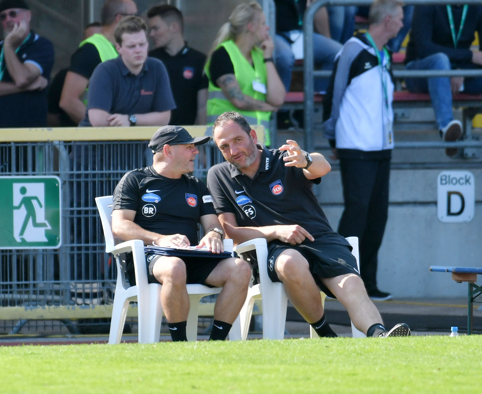 Frank Schmidt, Trainer des 1. FC Heidenheim (rechts), und Co-Trainer Bernhard Raab beim DFB-Pokalspiel des FCH in Oldenburg gegen den SSV Jedelloh II im August 2018.