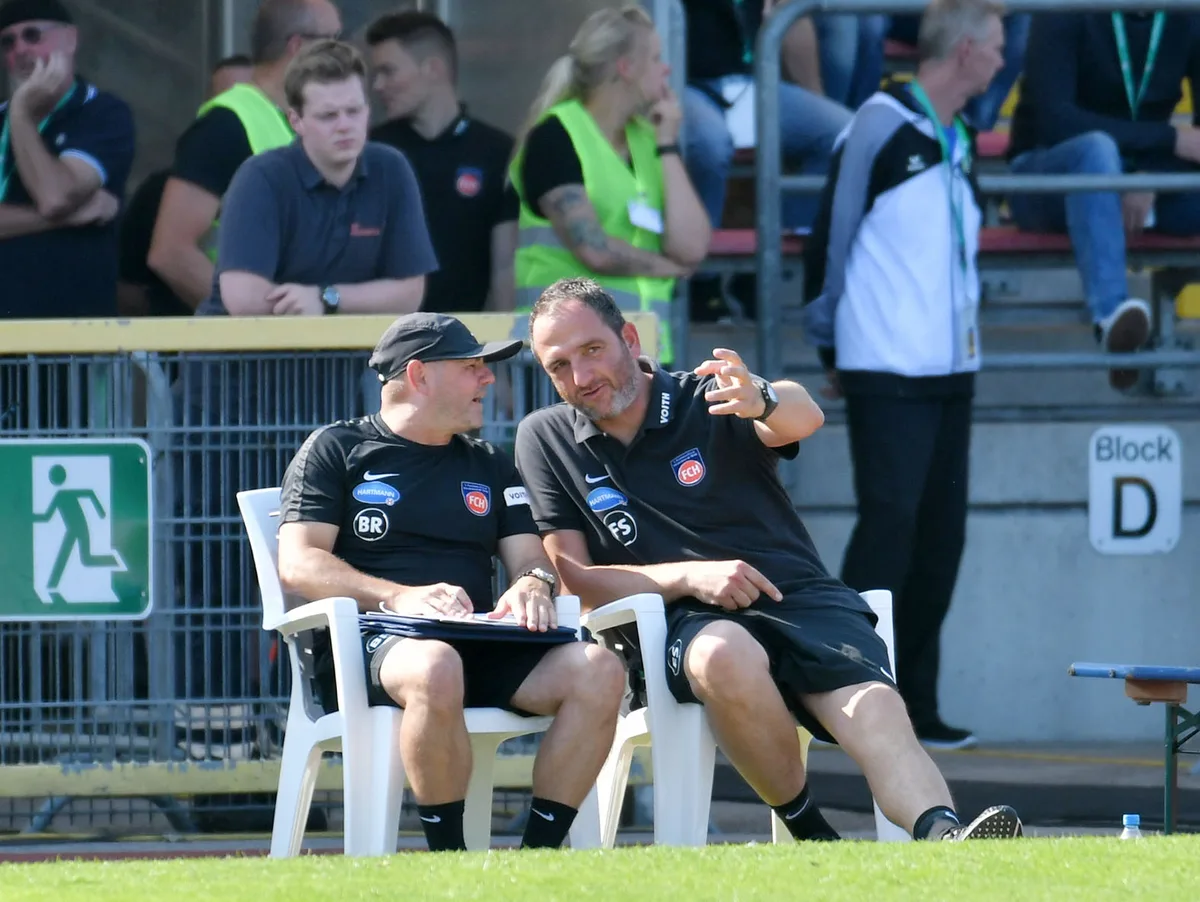 GER, Fussball, Saison 2018/19, DFB Pokal, SSV Jeddeloh II – 1. FC Heidenheim, 19.8.2018, Marschwegarena Frank Schmidt, Trainer des 1. FC Heidenheim (rechts), und Co-Trainer Bernhard Raab beim DFB-Pokalspiel des FCH in Oldenburg gegen den SSV Jedelloh II im August 2018.