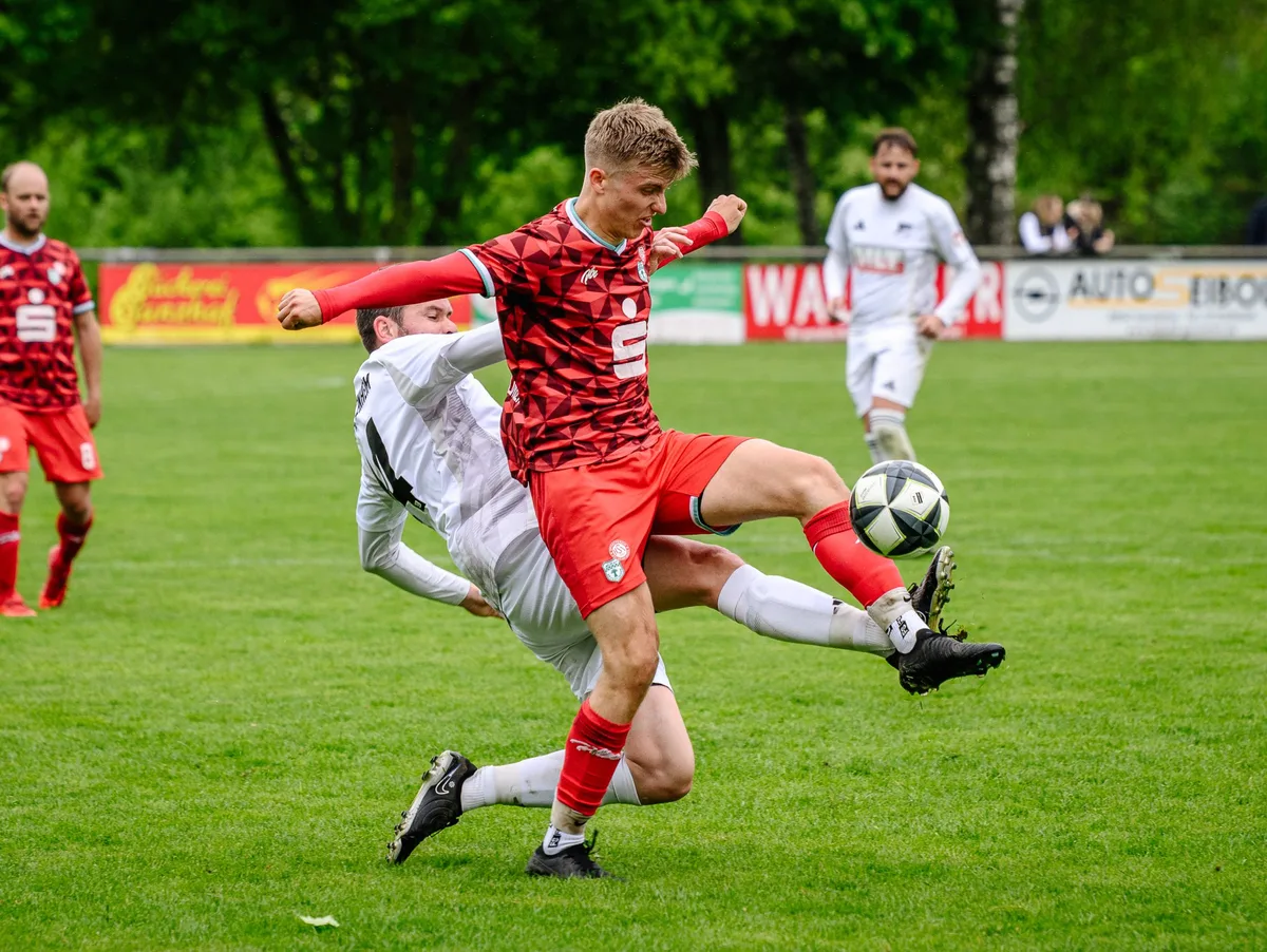 Großer Kampfgeist: Tim Neumann (vorne) im Spiel der SG Heldenfingen/Heuchlingen gegen die Sportfreunde Fleinheim im Mai 2025.
