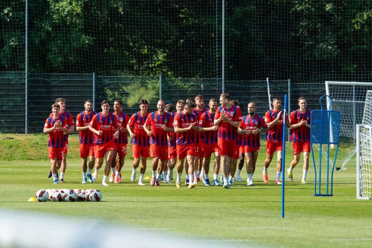 Die Mannschaft begruesst die Zuschauer beim ersten oeffentlichen Training, 1.FC Heidenheim, Trainingsauftakt, Fußball, 2. Bundesliga, Saison 2026 / 2027, 28.06.2026, Foto: Eibner-Pressefoto/Max Vogel