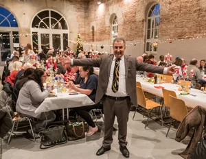 Perktasrp Mit offenen Armen empfängt Hüseyin Perktas alle, die am Heiligen Abend seiner Einladung zu einem gemeinsamen Essen folgen.
