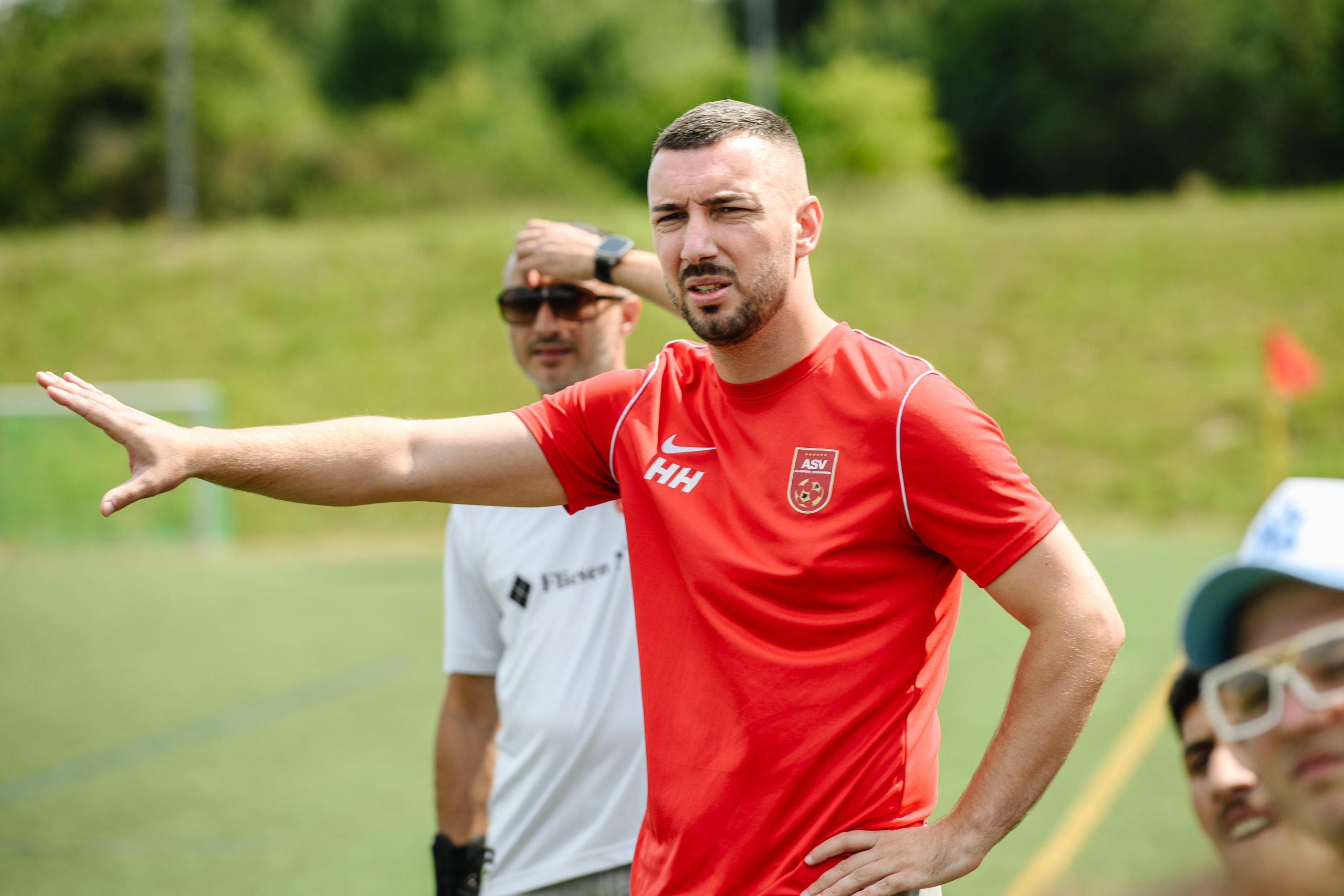 Gibt beim ASV Heidenheim die Richtung an der Seitenlinie an: Trainer Halil Hajtic.