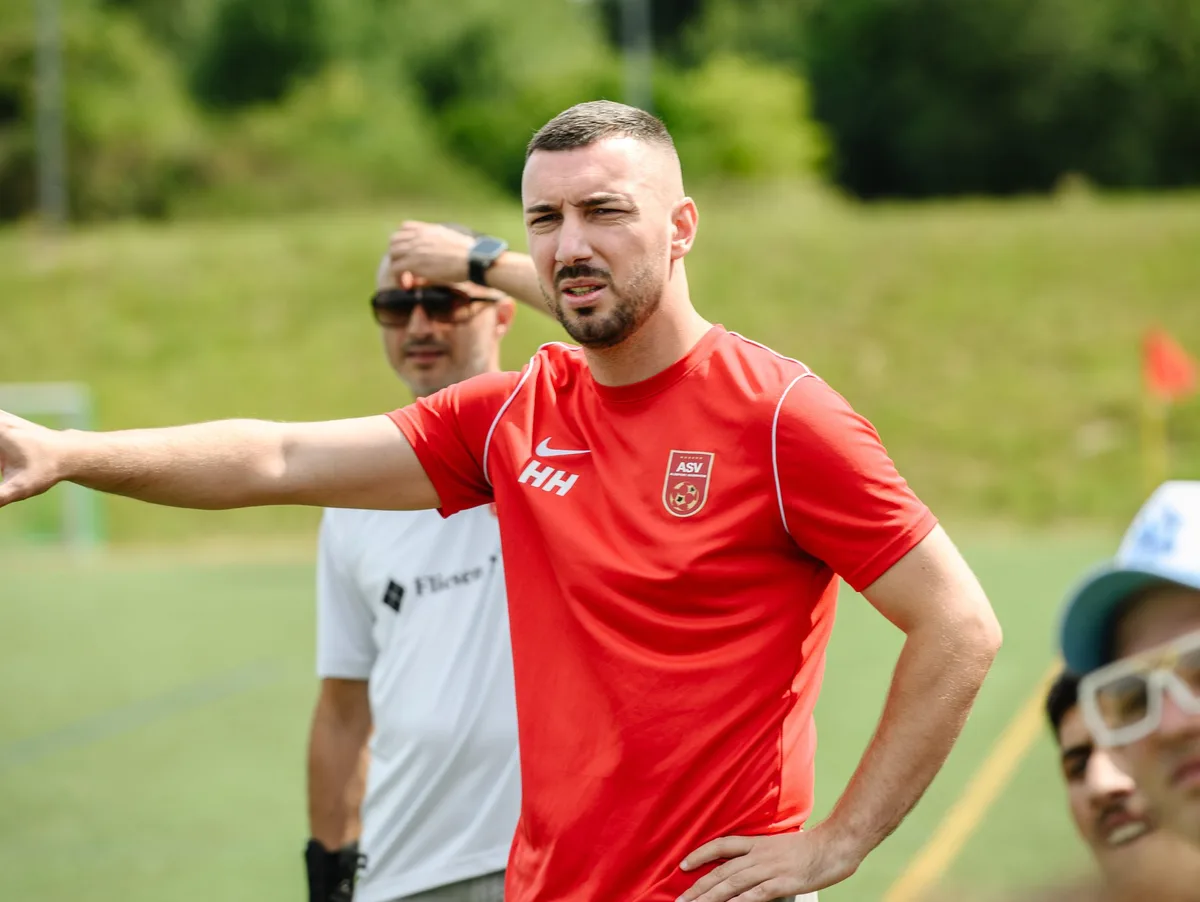 Gibt beim ASV Heidenheim die Richtung an der Seitenlinie an: Trainer Halil Hajtic.