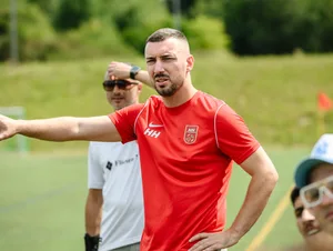 Fußball: Spielertrainer Halil Hajtic, ASV Heidenheim Gibt beim ASV Heidenheim die Richtung an der Seitenlinie an: Trainer Halil Hajtic.