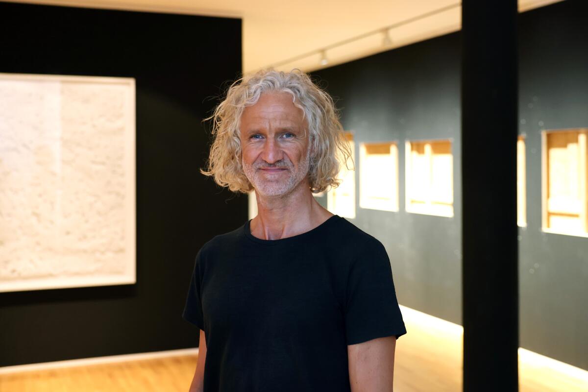 Der Stuttgarter Künstler Martin Bruno Schmid knöpft sich im Kunstmuseum Heidenheim die Hermann-Voith-Galerie vor.