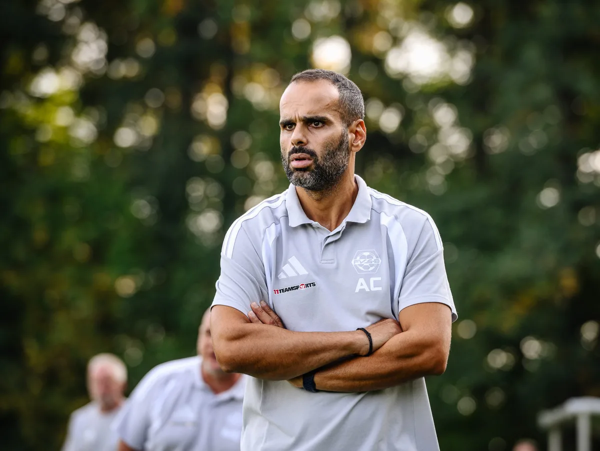 Fußball: FV Sontheim gegen SG Bettringen Chrisovalantis Chalkidis, Trainer des FV Sontheim, während des Spiels gegen die SG Bettringen.