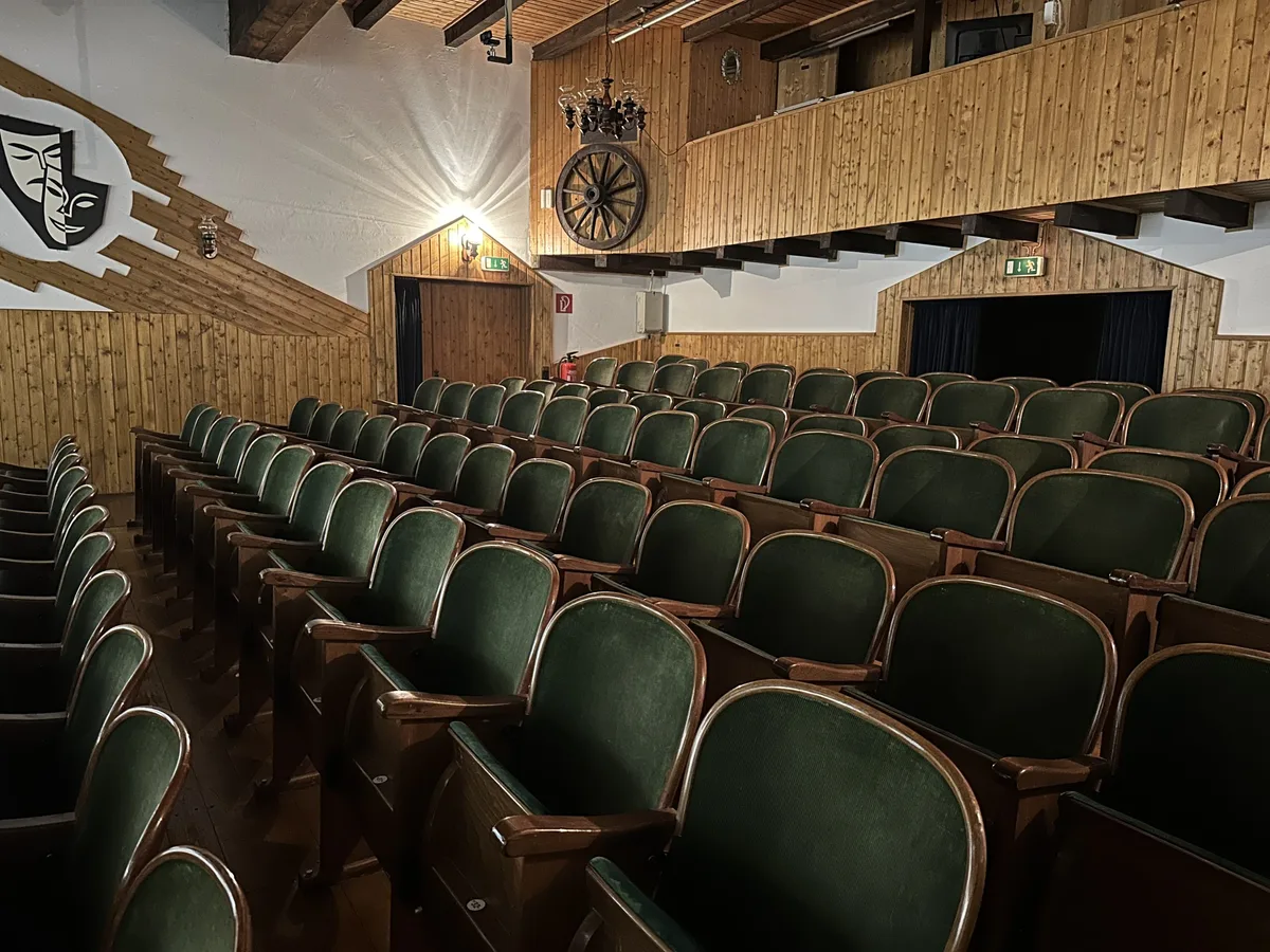 Nicht nur den Publikumssaal, sondern das gesamte Sasse-Theater kann man beim Tag der offenen Tür in Schnaitheim erkunden.