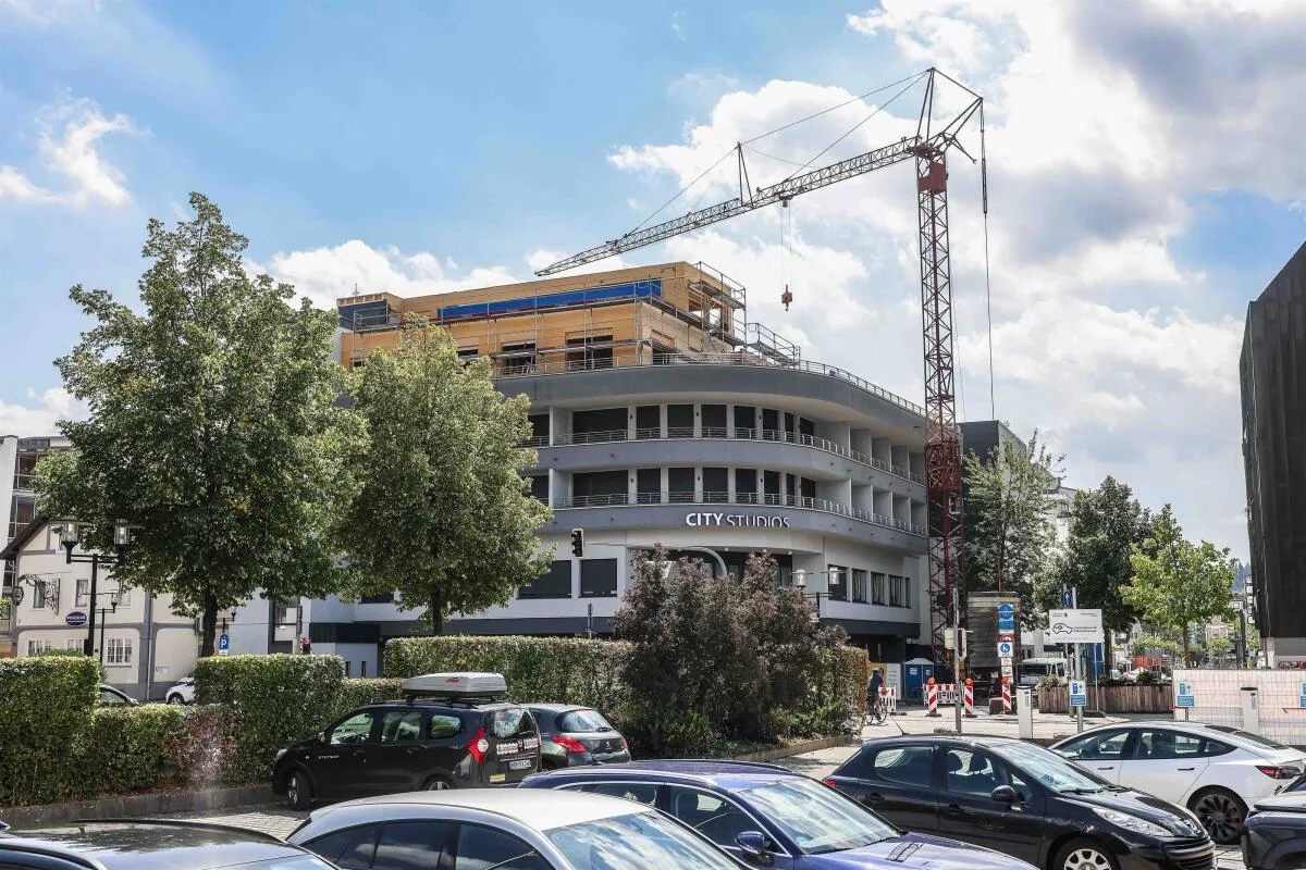 In Holzbauweise erhält das Gebäude an der Ecke Brenz- und Grabenstraße zwei weitere Stockwerke und eine große Terrasse mit Ausblick.