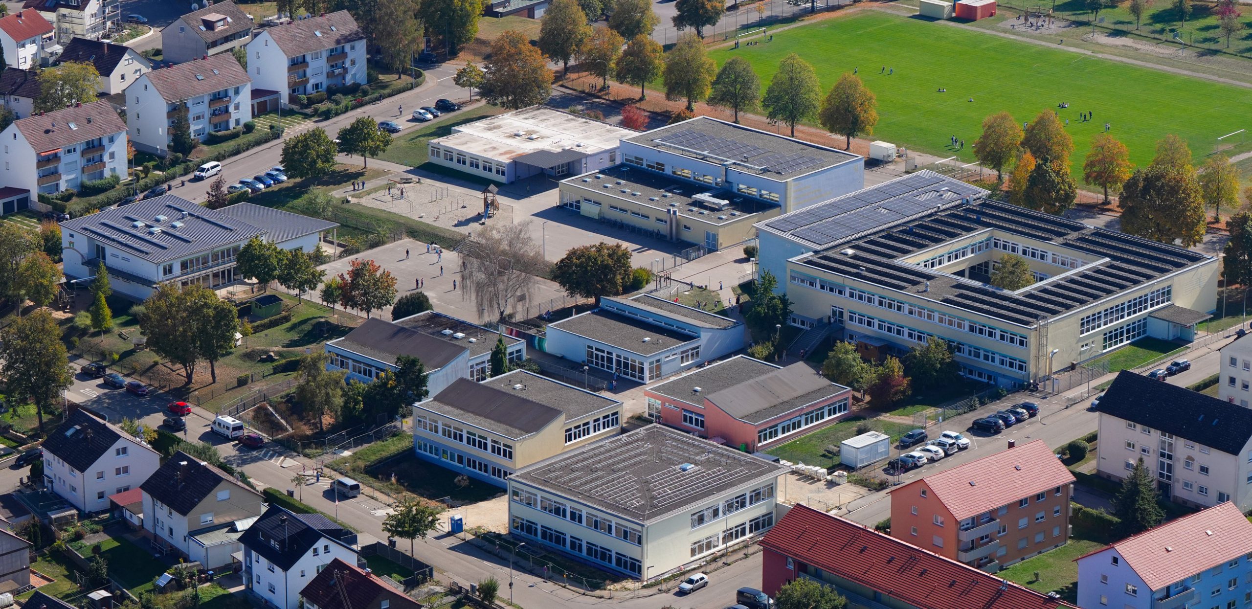Im Neubau von Pavillon 6 der Giengener Bühlschule (Mitte unten) läuft bereits der Innenausbau.