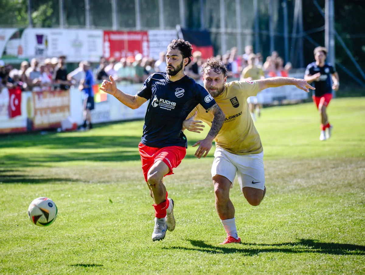 Fußball: Türkspor Heidenheim gewinnt beim VfL Gerstetten und wird vorzeitig Meister In der vergangenen Saison lieferten sich Türkspor Heidenheim um Spielertrainer Denis Werner (links) und der VfL Gerstetten um Eugen Eckhardt spannende Duelle.
