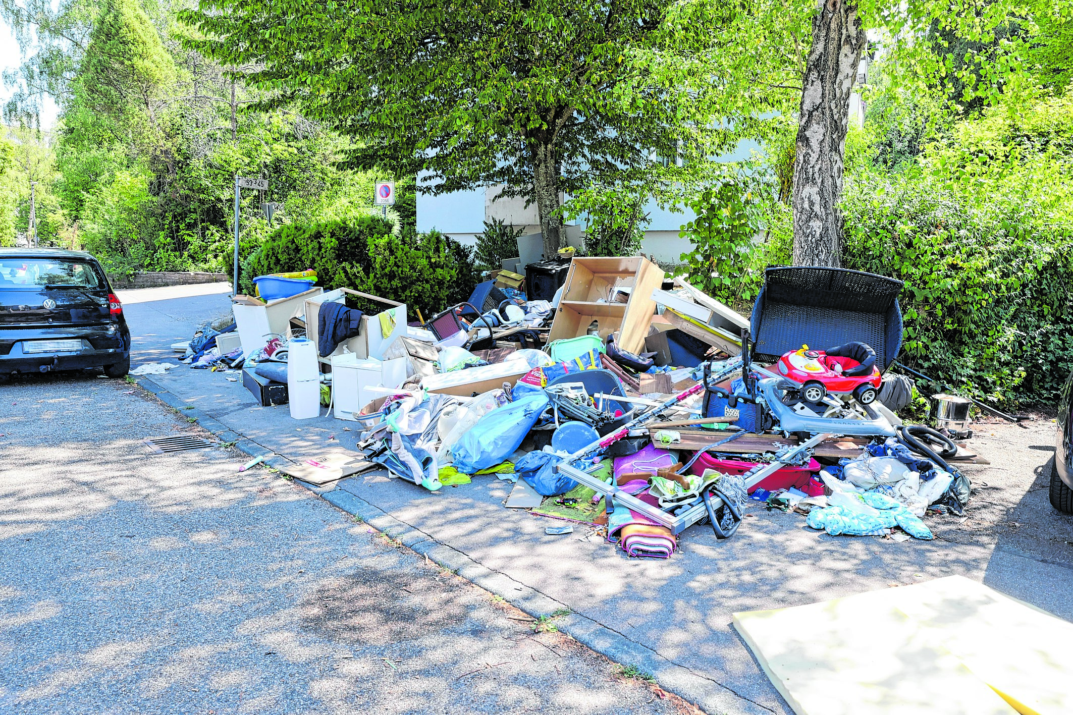 Seit mehreren Wochen liegt an der Kreuzung Iglauer Straße/Donauschwabenstraße illegal entsorgter Müll. 