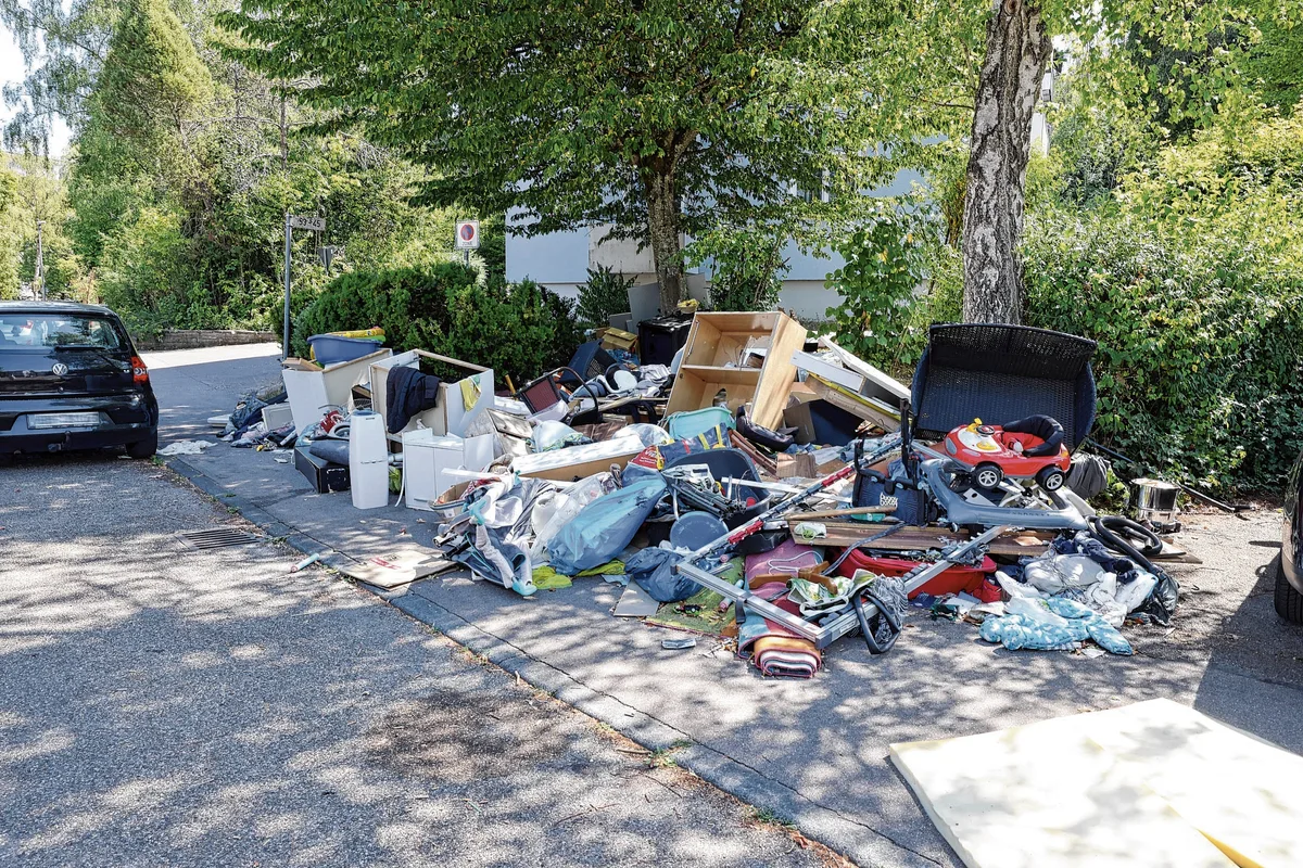 Seit mehreren Wochen liegt an der Kreuzung Iglauer Straße/Donauschwabenstraße illegal entsorgter Müll. 